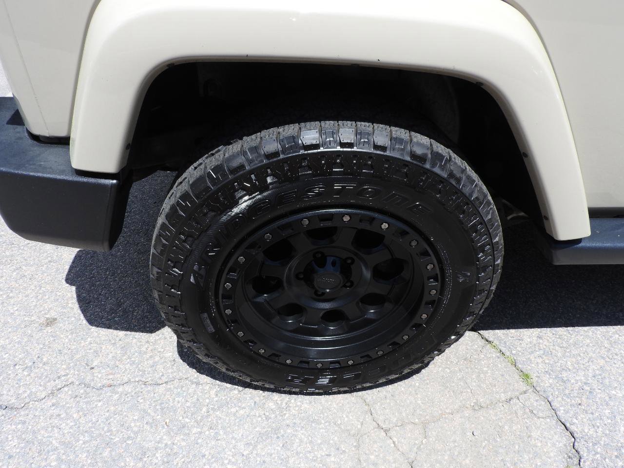 Used 2018 Jeep Wrangler Sahara w/ Connectivity Group AWD/4WD image 14