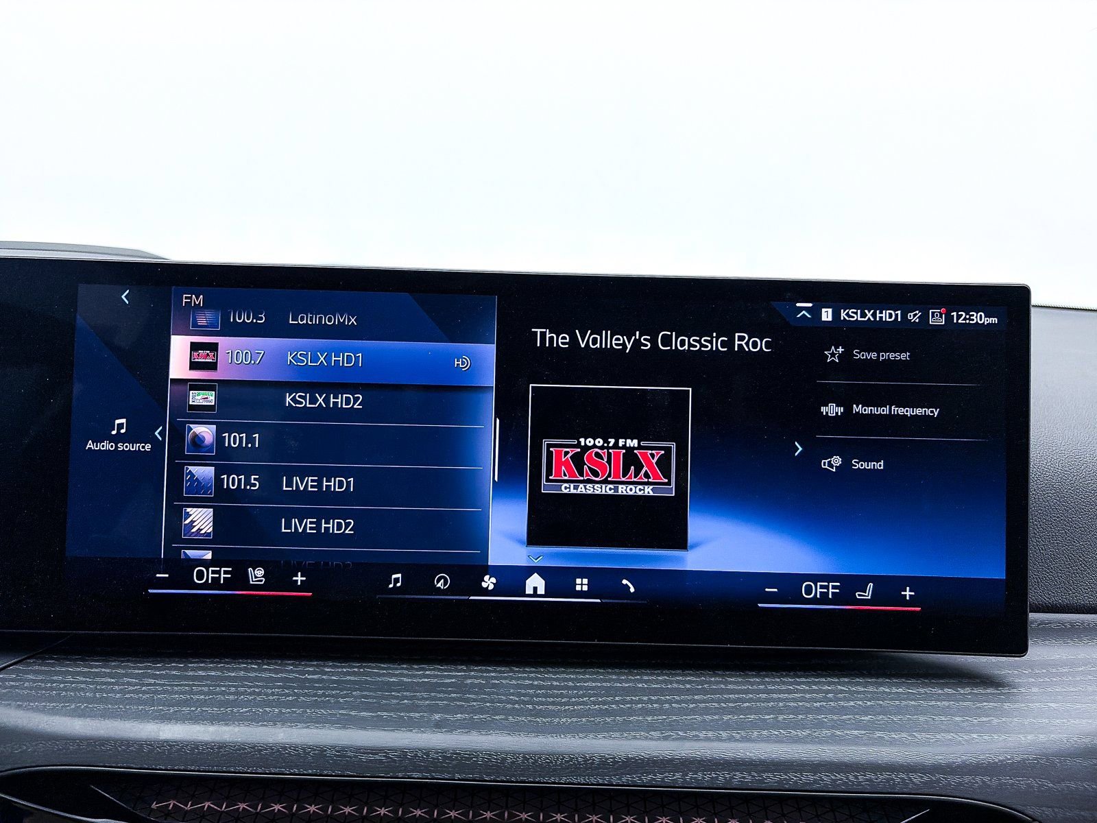 Used 2025 BMW 330i Sedan w/ M Sport Package image 23