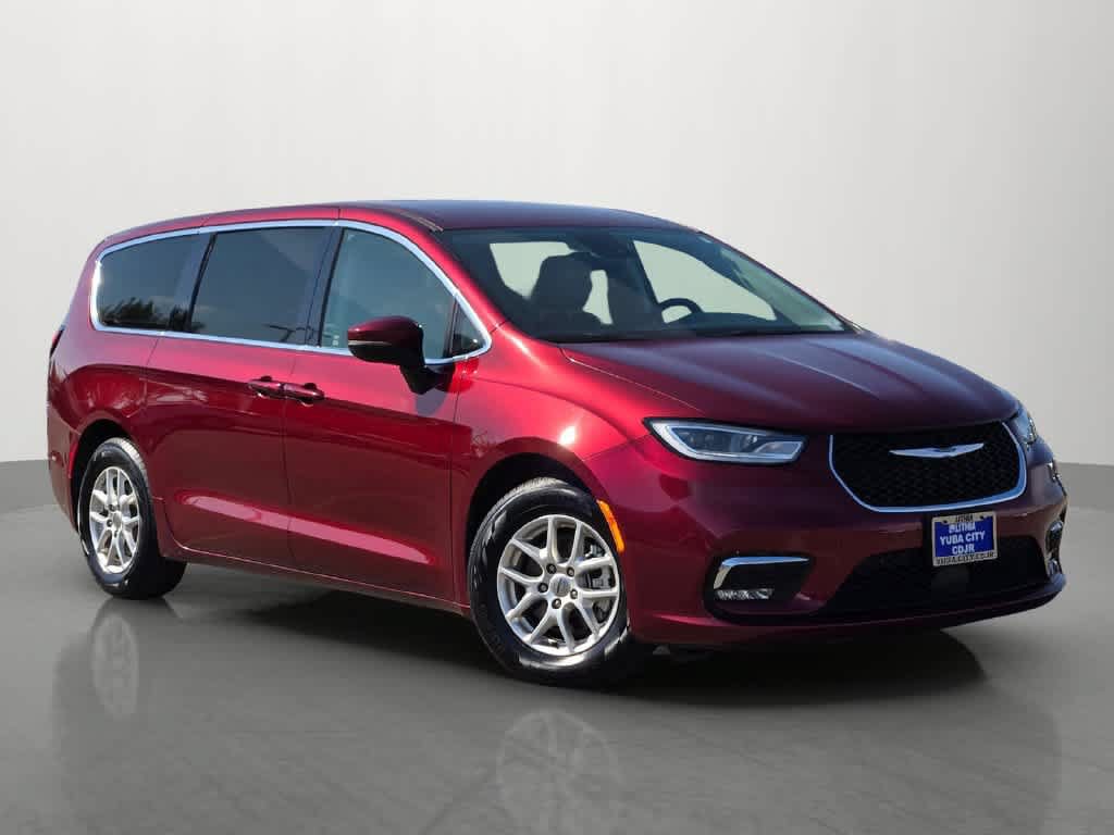 Used 2023 Chrysler Pacifica Touring-L FWD image 8