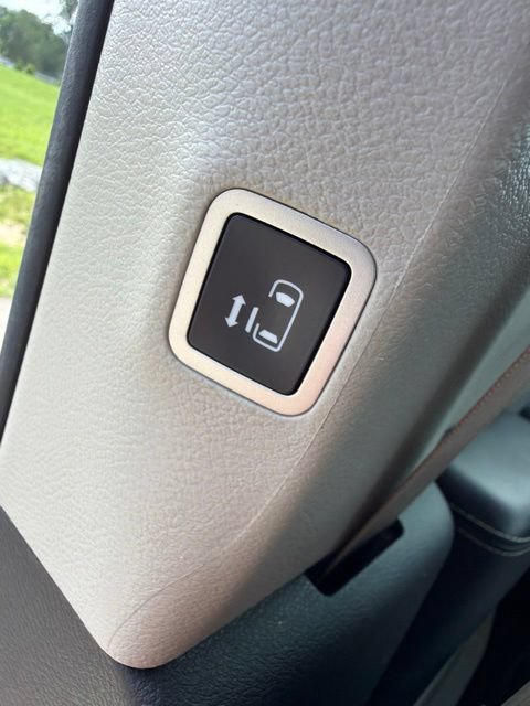 Used 2023 Chrysler Pacifica Touring-L FWD image 20