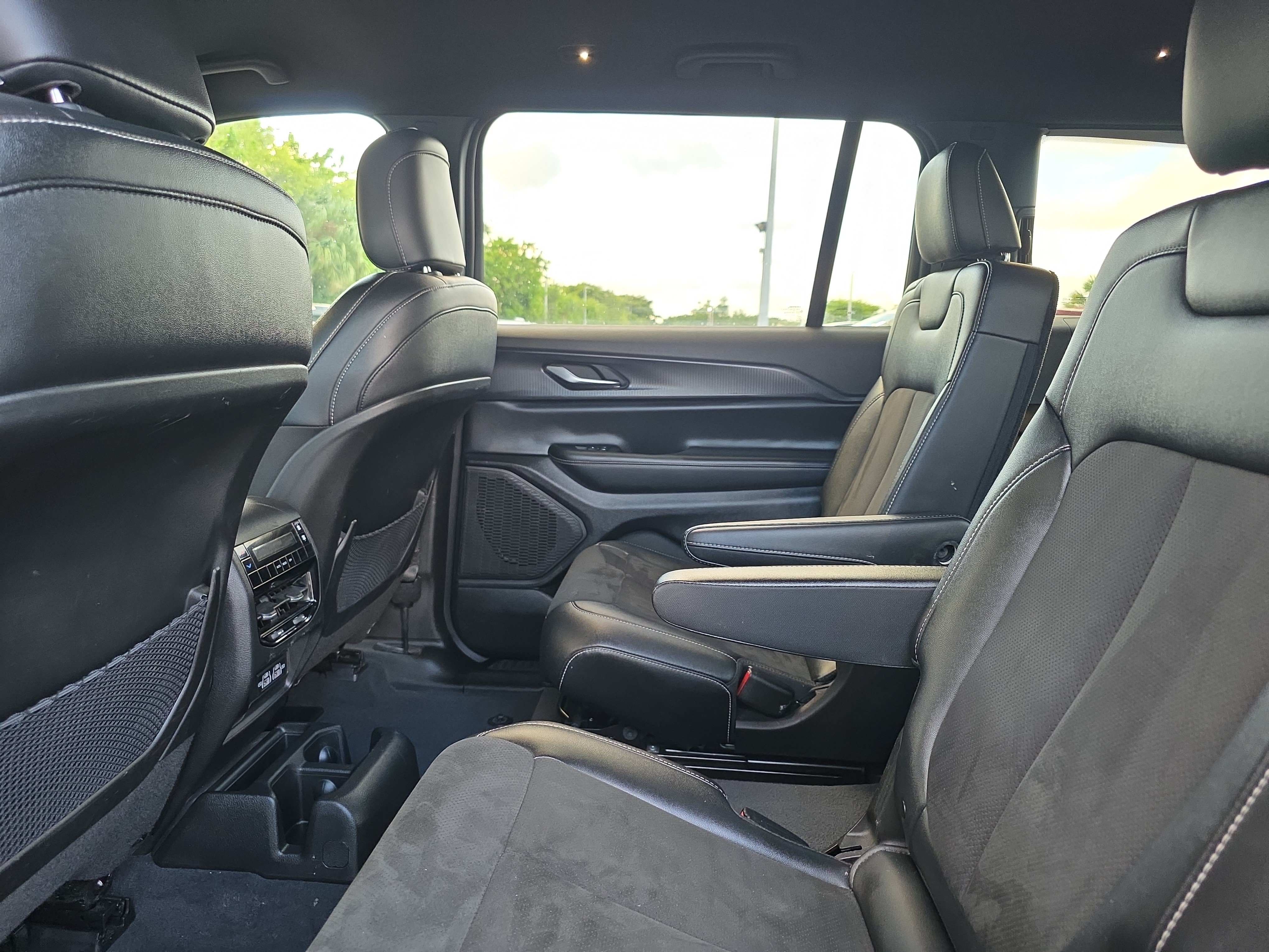 Used 2023 Jeep Grand Cherokee L Laredo RWD image 14