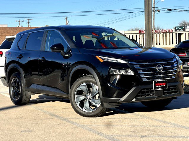 Used 2024 Nissan Rogue SV image 3