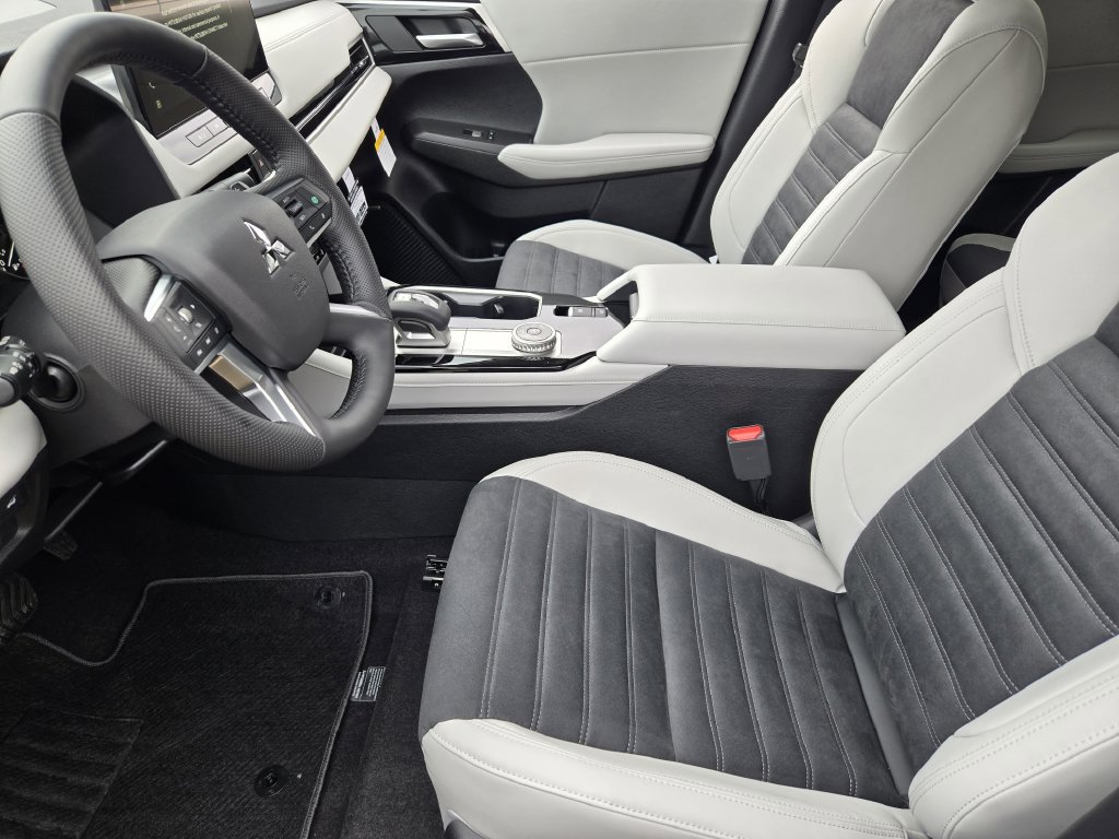 New 2026 Mitsubishi Outlander LE FWD image 10
