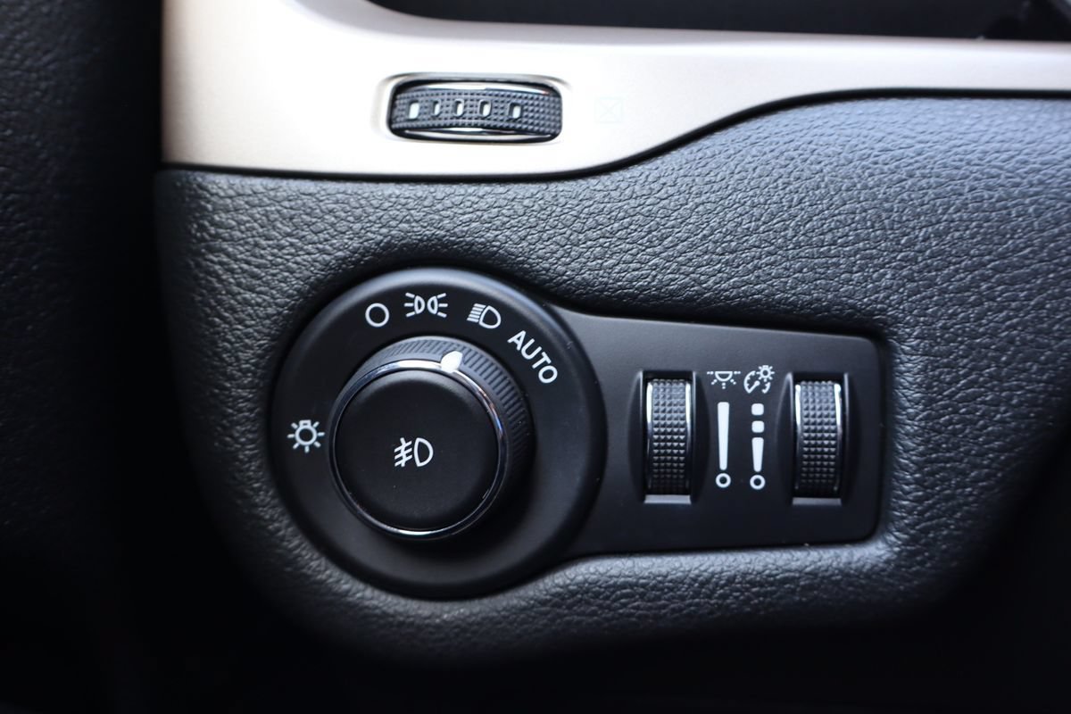 Used 2016 Jeep Cherokee Limited AWD/4WD image 17