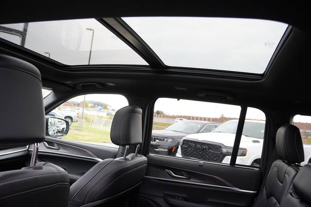 New 2025 Jeep Grand Cherokee Limited w/ Luxury Tech Group II image 12