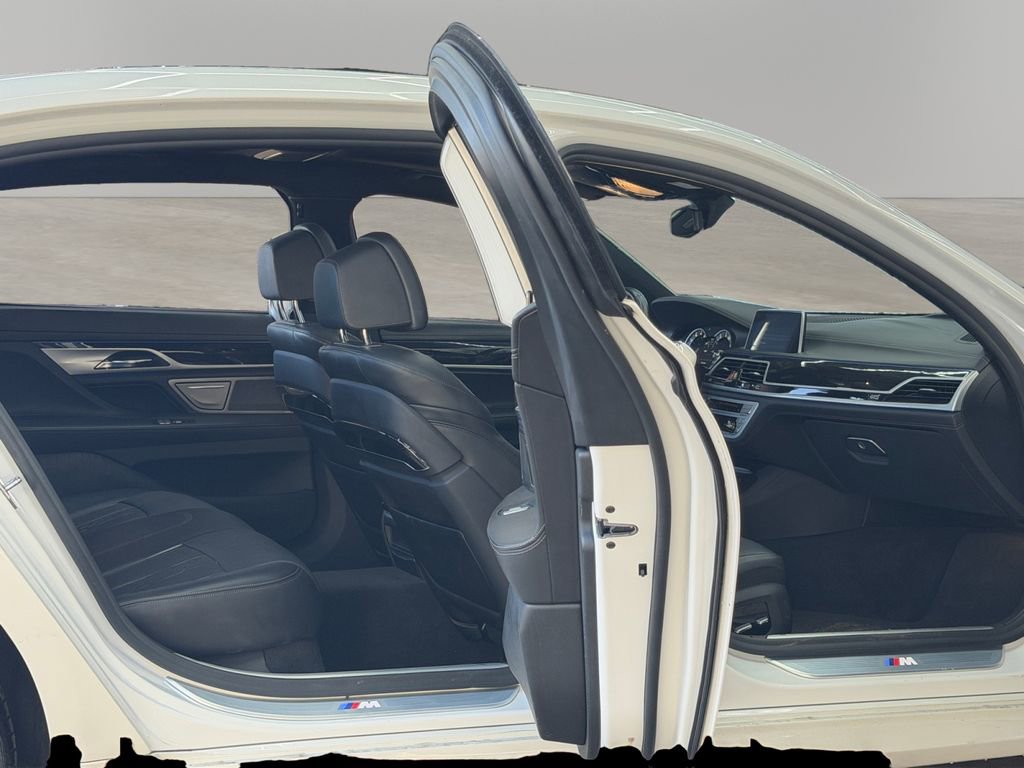 Used 2019 BMW 750i image 15