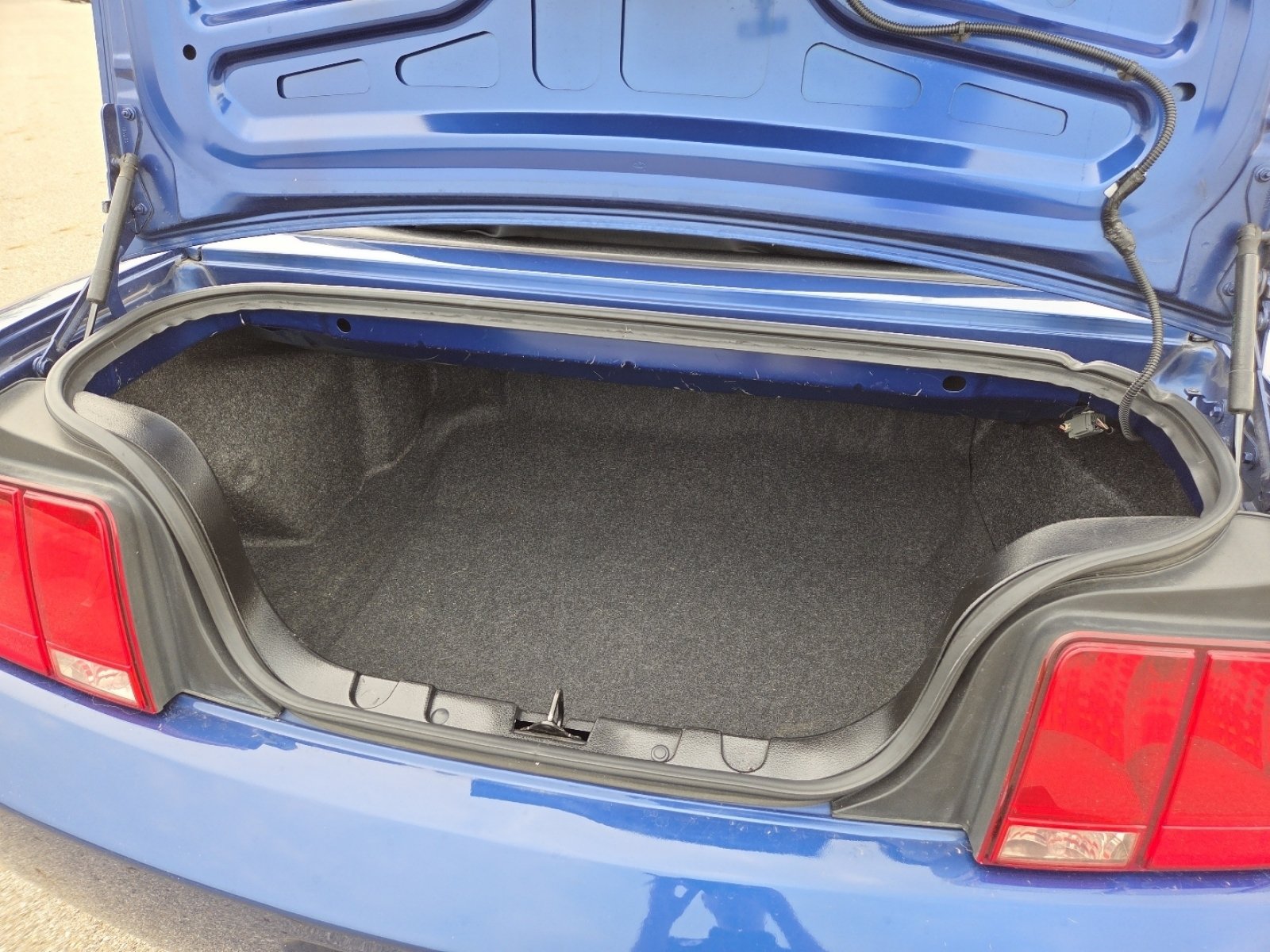 Used 2006 Ford Mustang Convertible RWD image 16