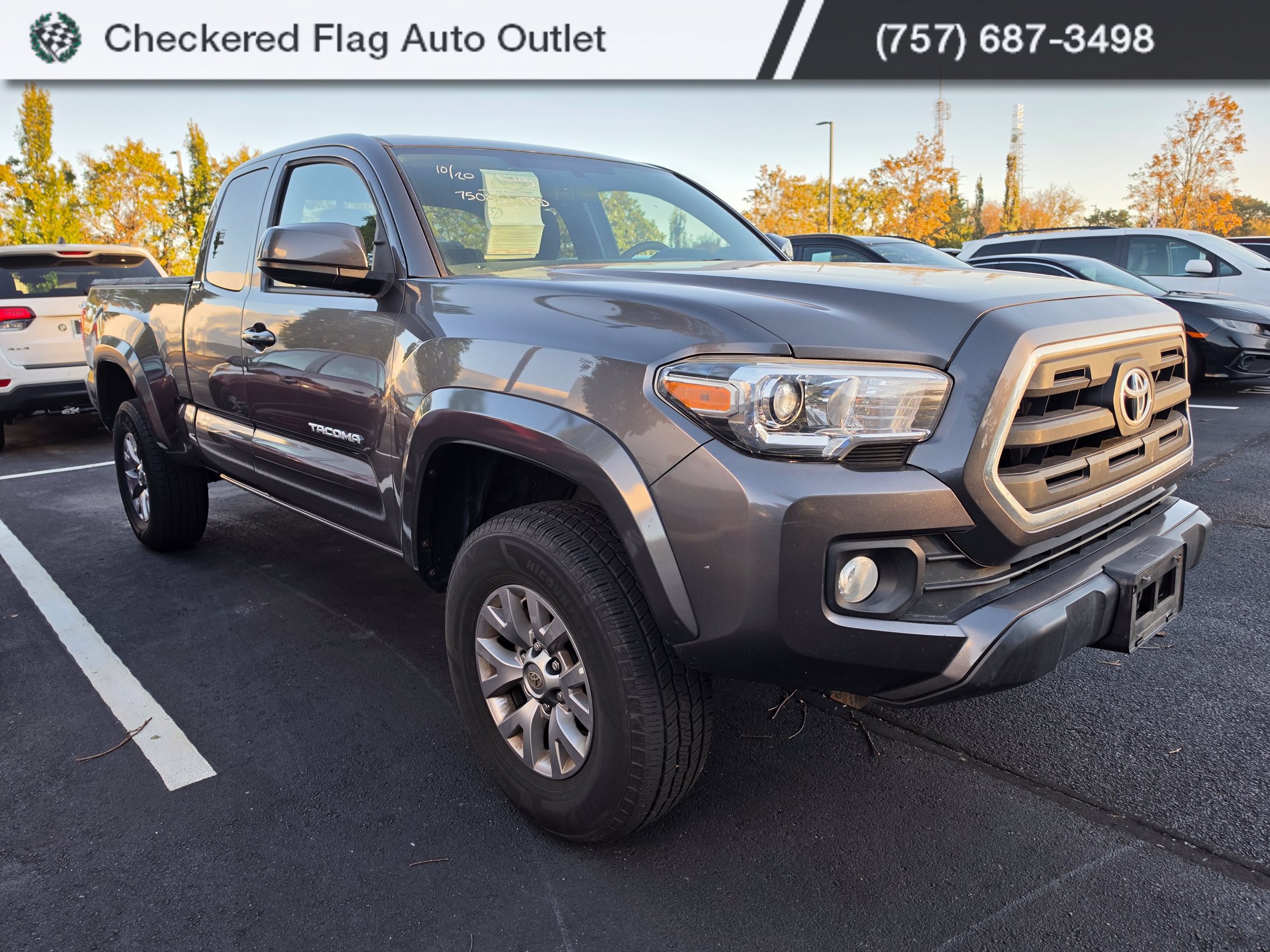 Used 2017 Toyota Tacoma SR5 w/ SR5 Appearance Package (SM) AWD/4WD image 3
