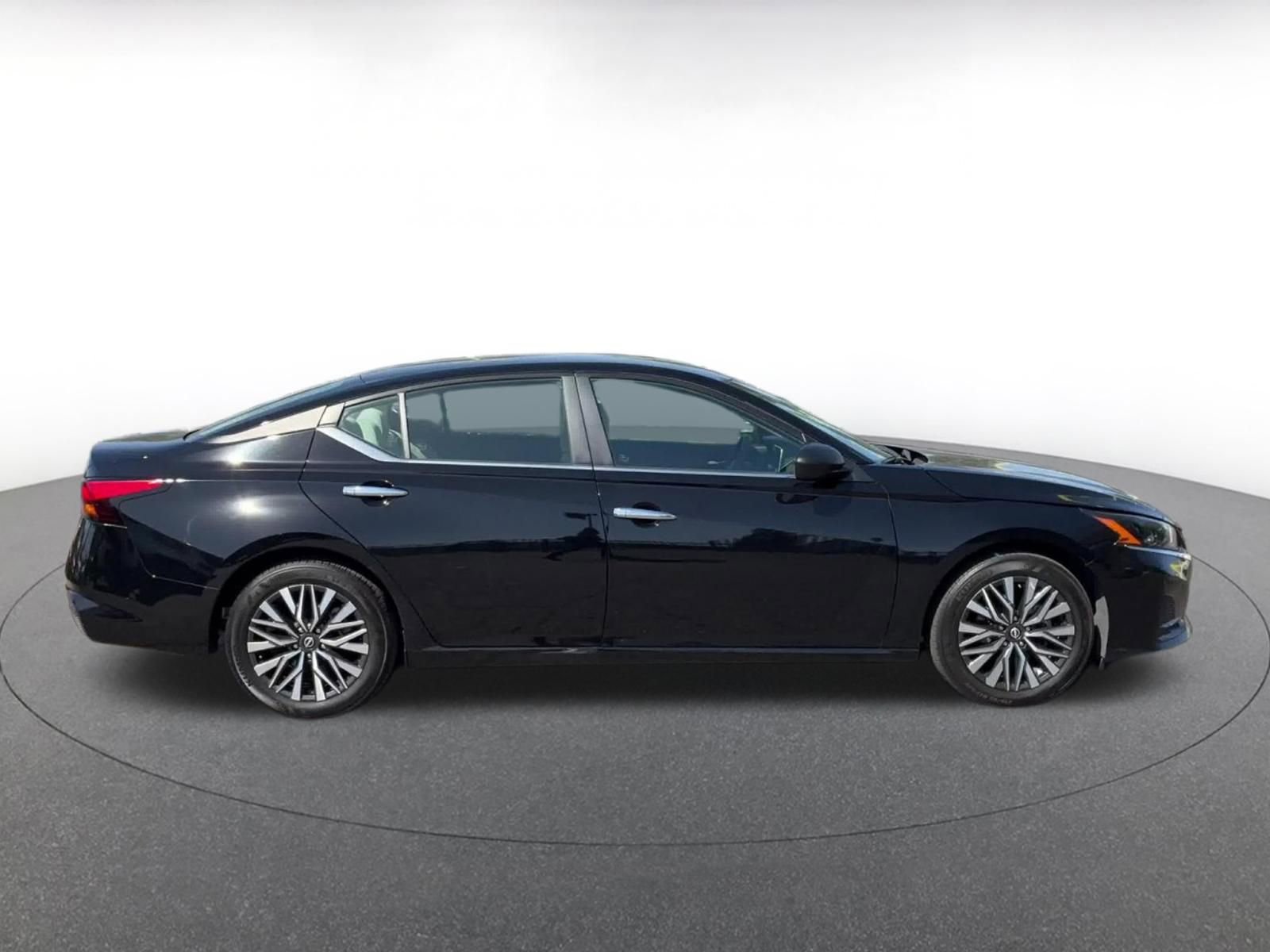 Used 2025 Nissan Altima 2.5 SV FWD image 16