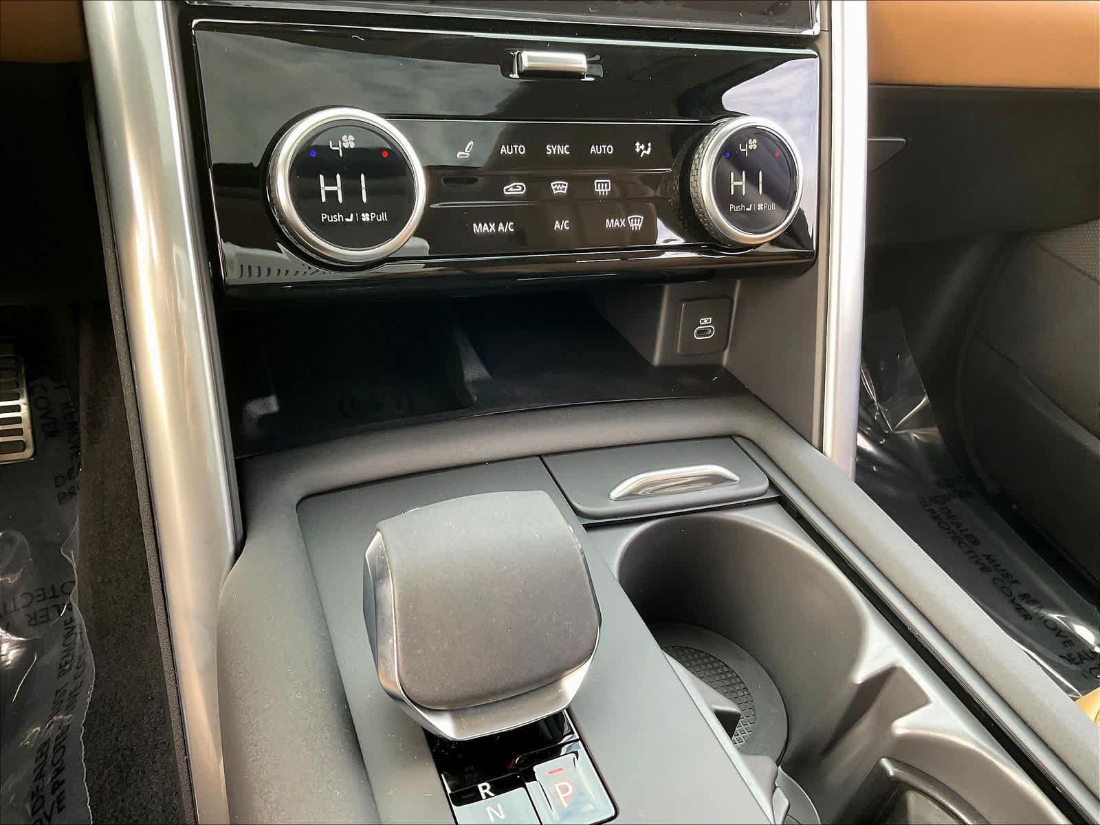 New 2025 Land Rover Discovery Metropolitan Edition AWD/4WD image 21