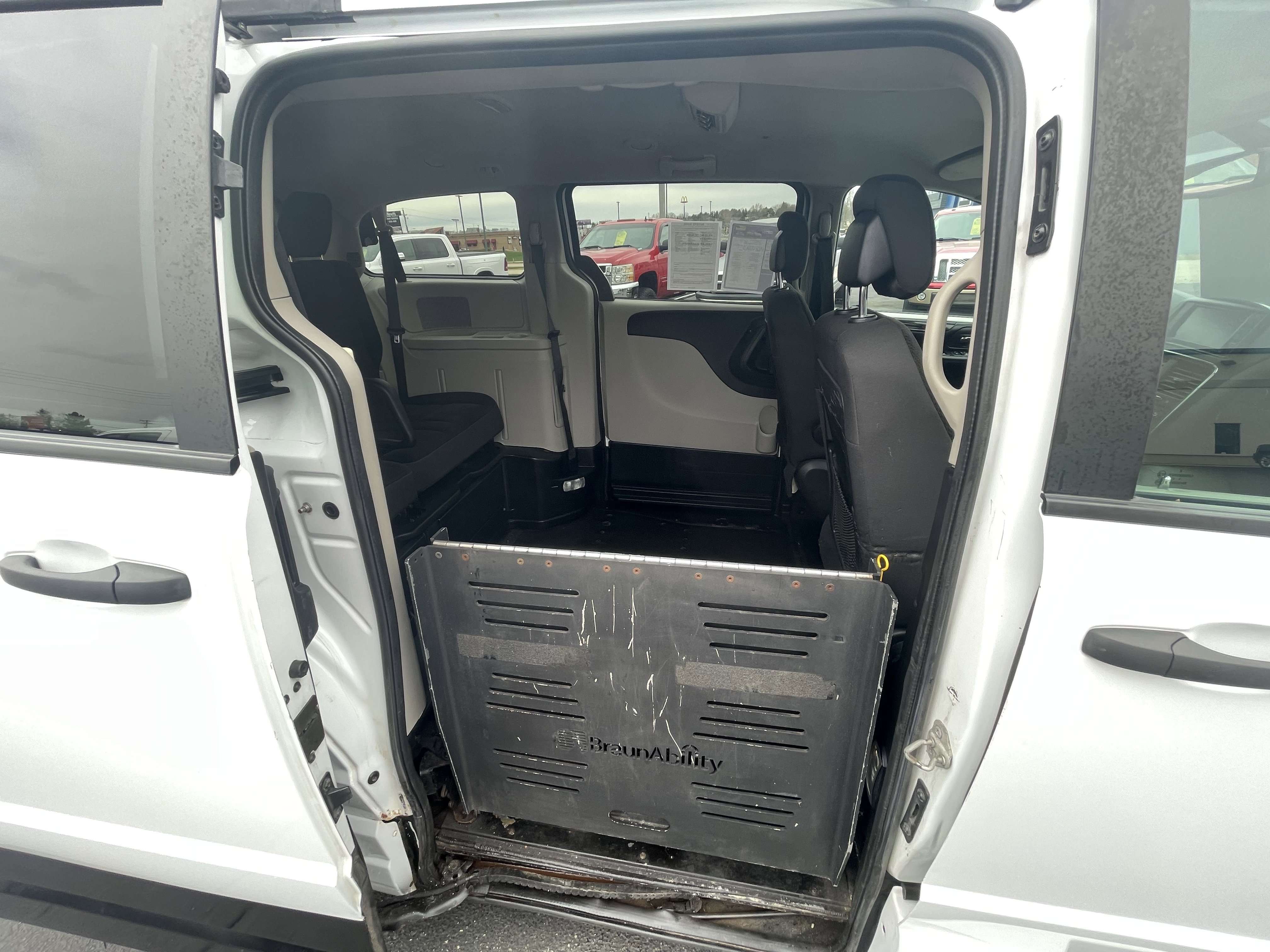 Used 2019 Dodge Grand Caravan SE FWD image 25