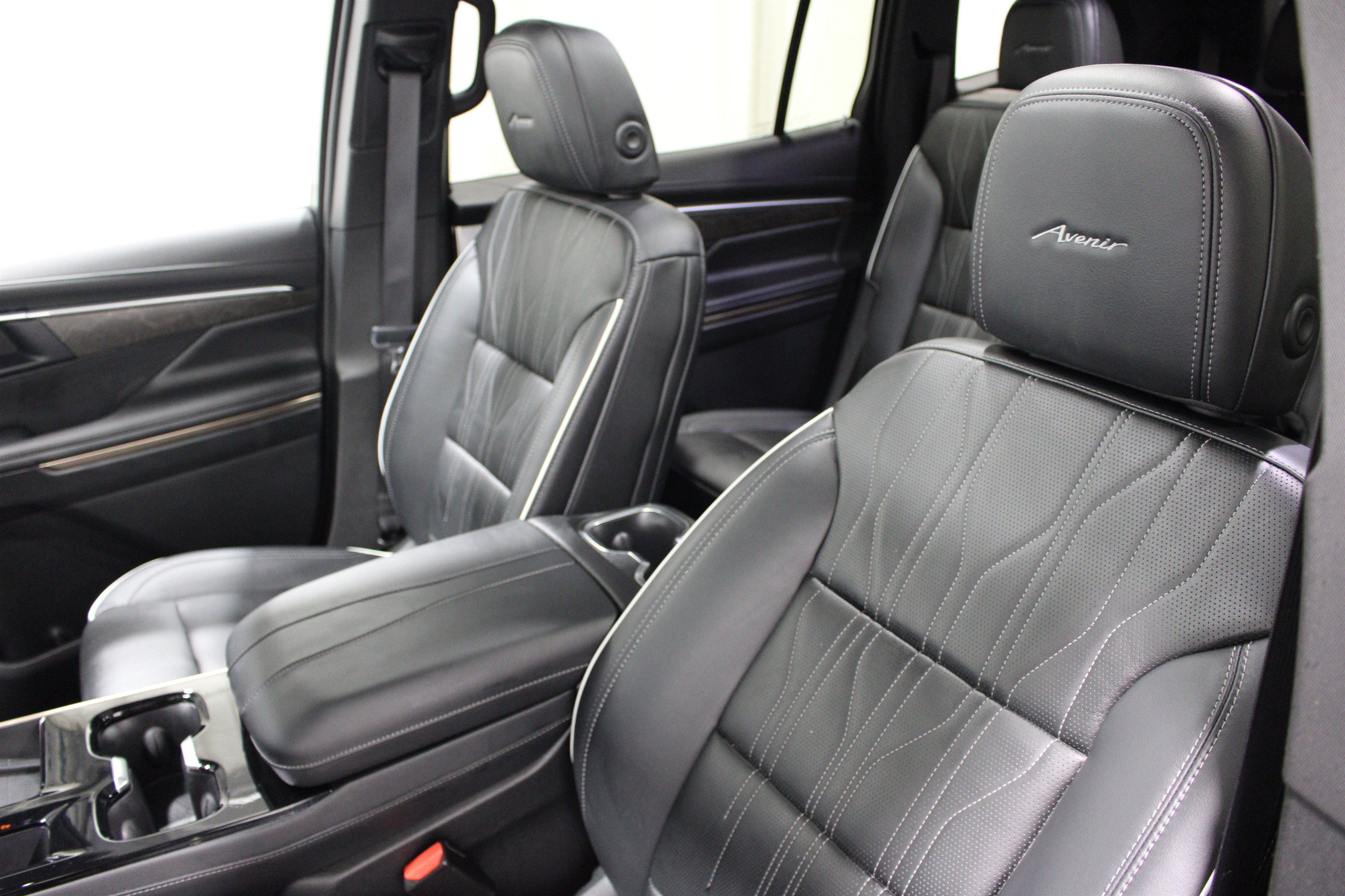 Used 2025 Buick Enclave Avenir AWD/4WD image 4