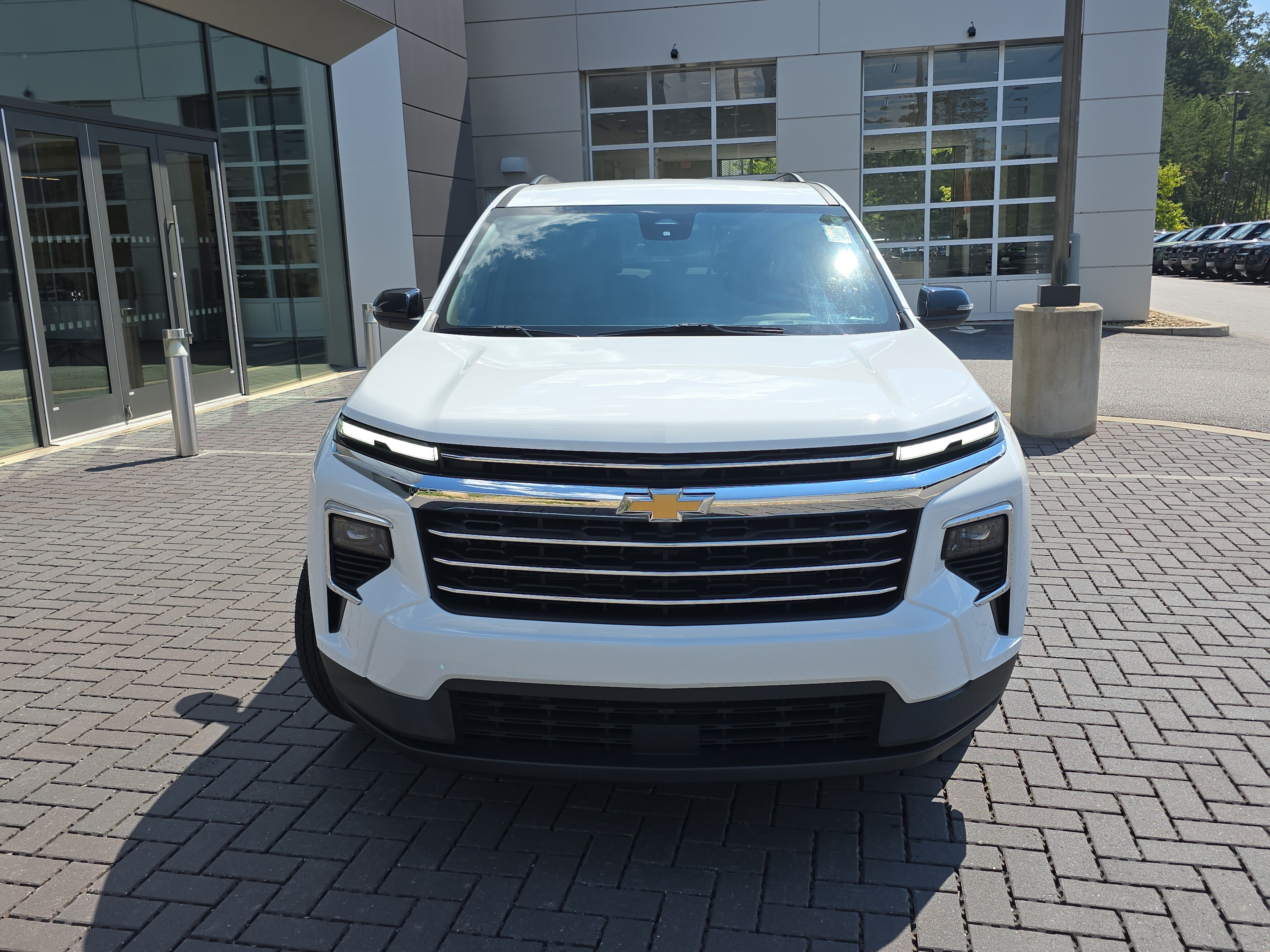 Used 2025 Chevrolet Traverse LT FWD image 2