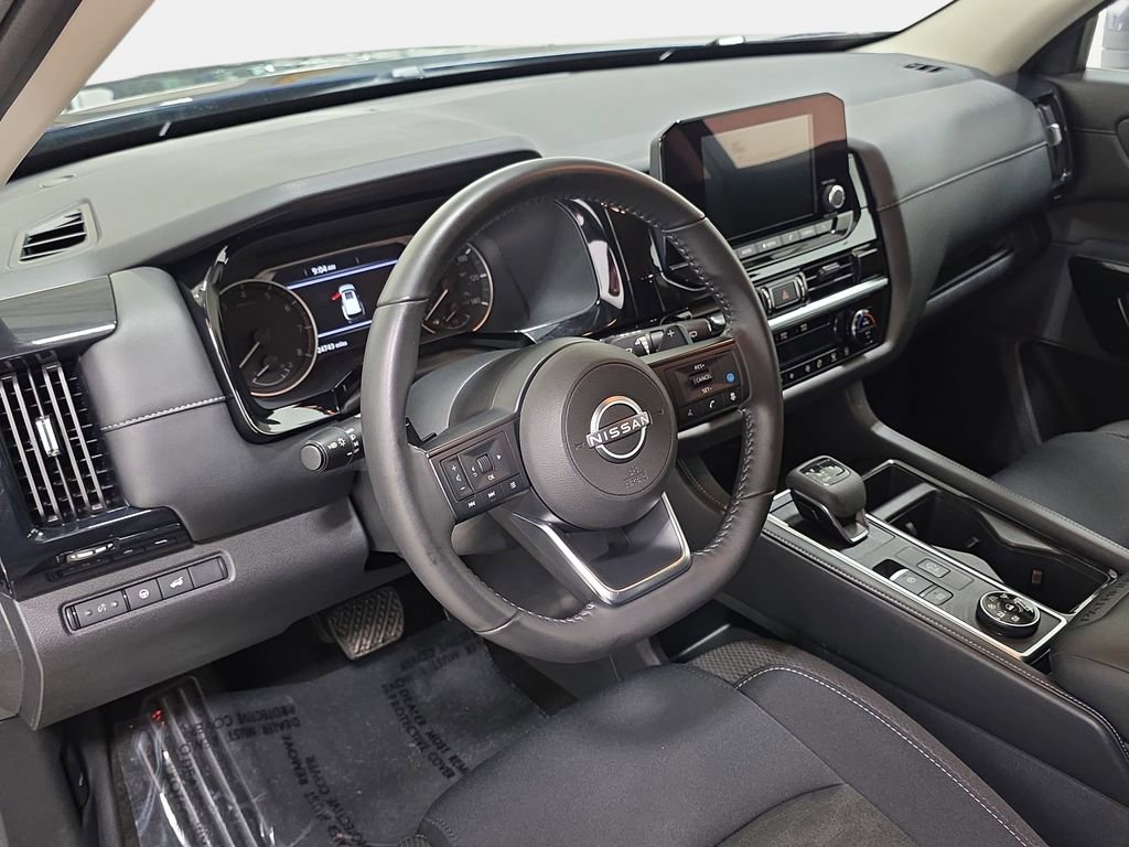 Used 2025 Nissan Pathfinder SV image 16
