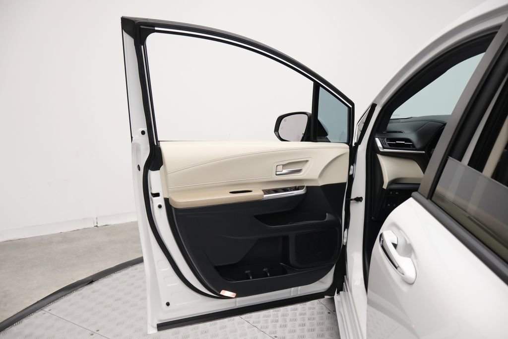 Used 2022 Toyota Sienna XLE FWD image 16