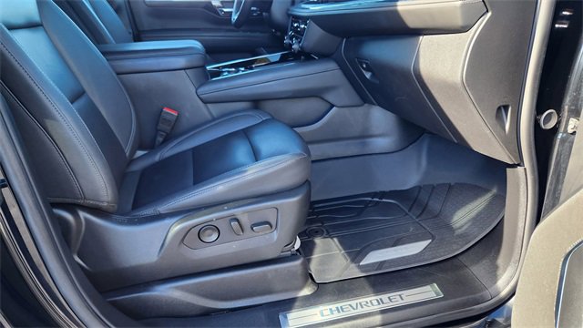 Used 2025 Chevrolet Suburban LT image 26