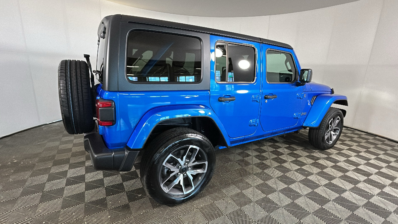 Used 2024 Jeep Wrangler Unlimited w/ Convenience Group AWD/4WD image 3