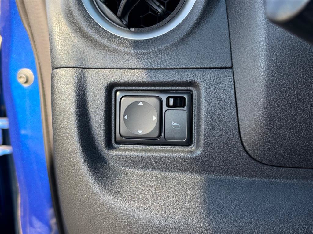Used 2016 Nissan Versa Note SV FWD image 18