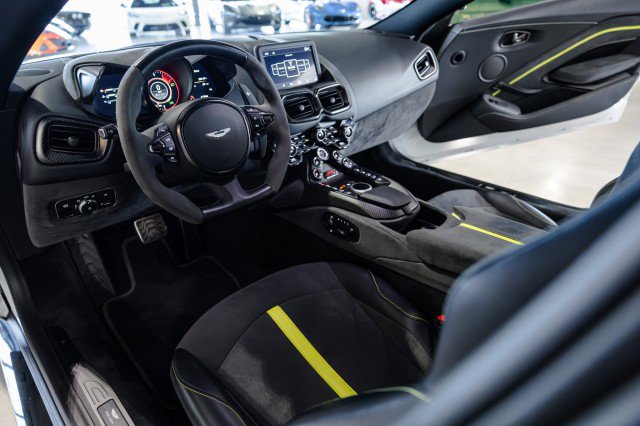 Used 2023 Aston Martin V8 Vantage Coupe RWD image 31