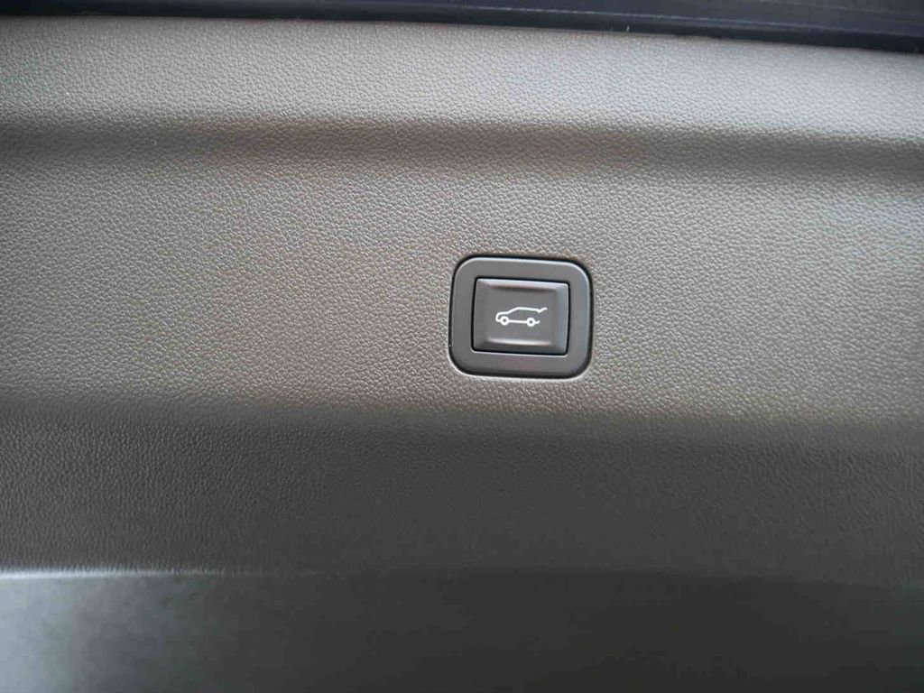 Used 2024 GMC Yukon XL Denali image 10