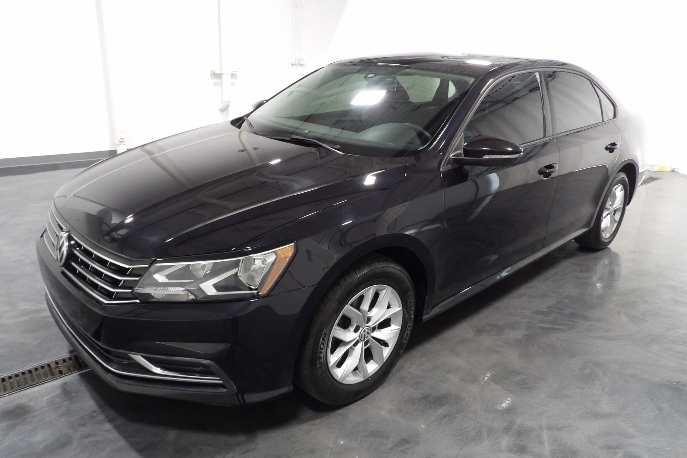 Used 2018 Volkswagen Passat 2.0T S image 3