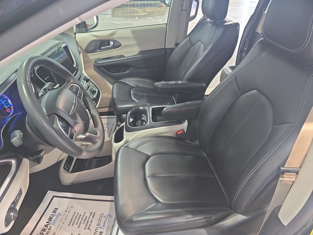 Used 2023 Chrysler Pacifica Touring-L FWD image 13