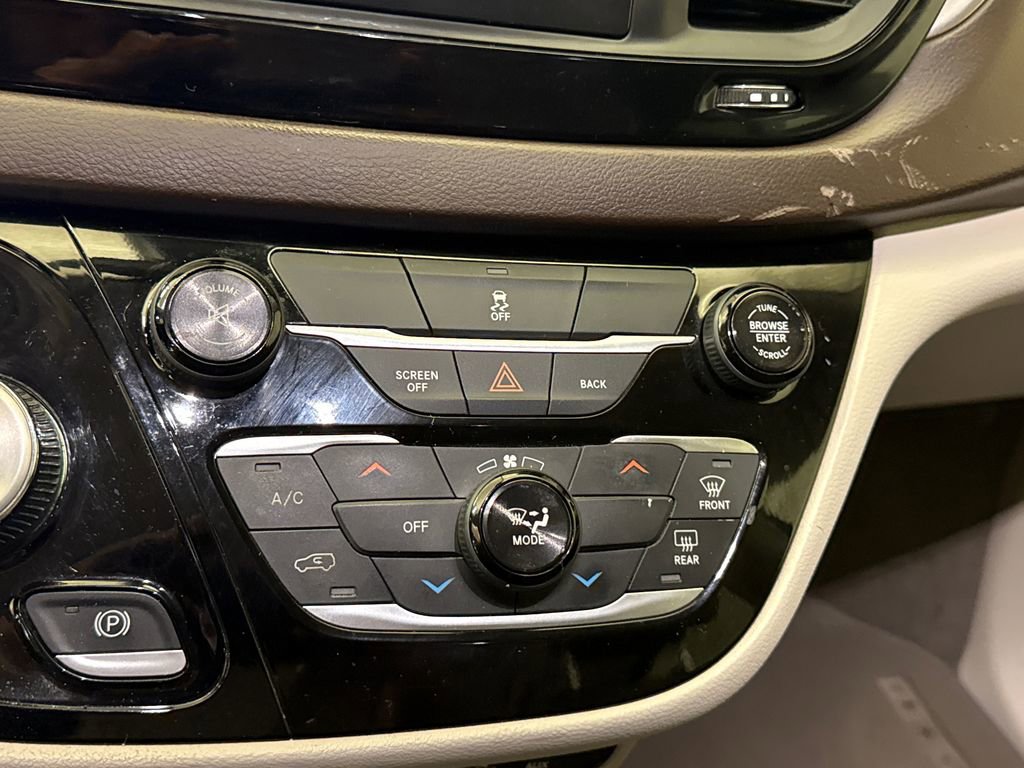 Used 2017 Chrysler Pacifica Touring image 28