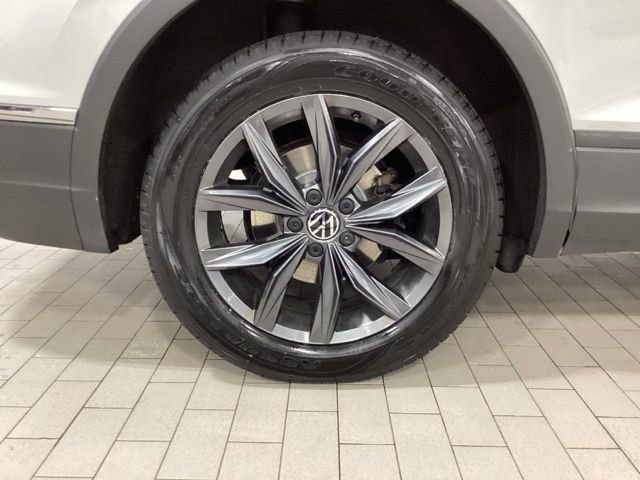 Used 2023 Volkswagen Tiguan SE w/ Panoramic Sunroof Package image 23