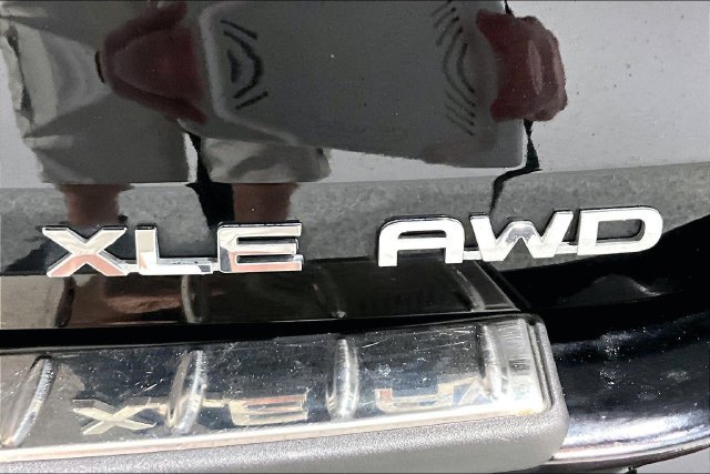 Used 2020 Toyota Highlander XLE AWD/4WD image 30