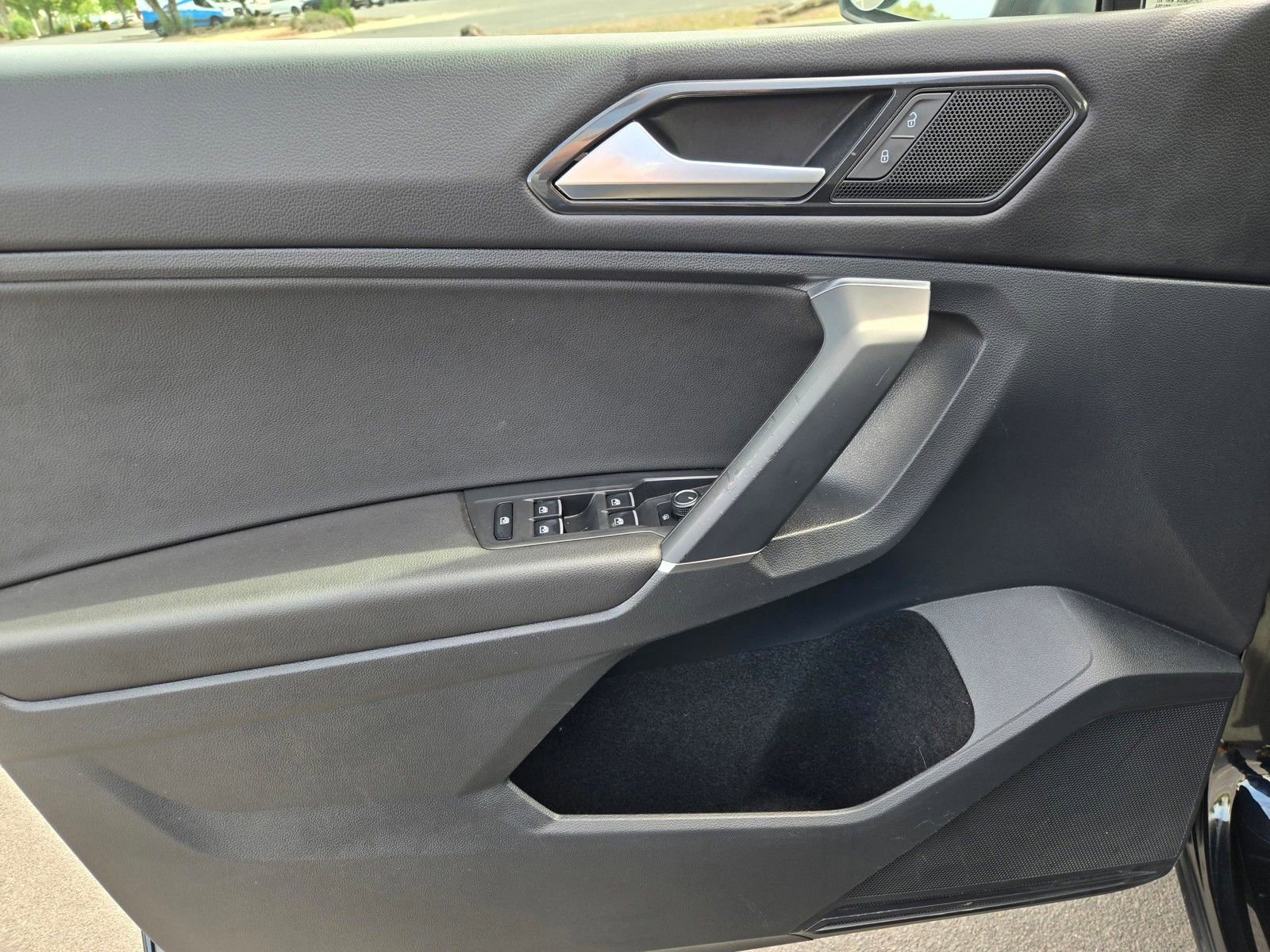 Used 2018 Volkswagen Tiguan SEL FWD image 14