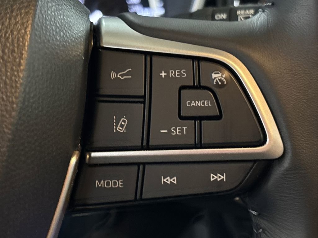 Used 2023 Toyota Highlander XLE image 29