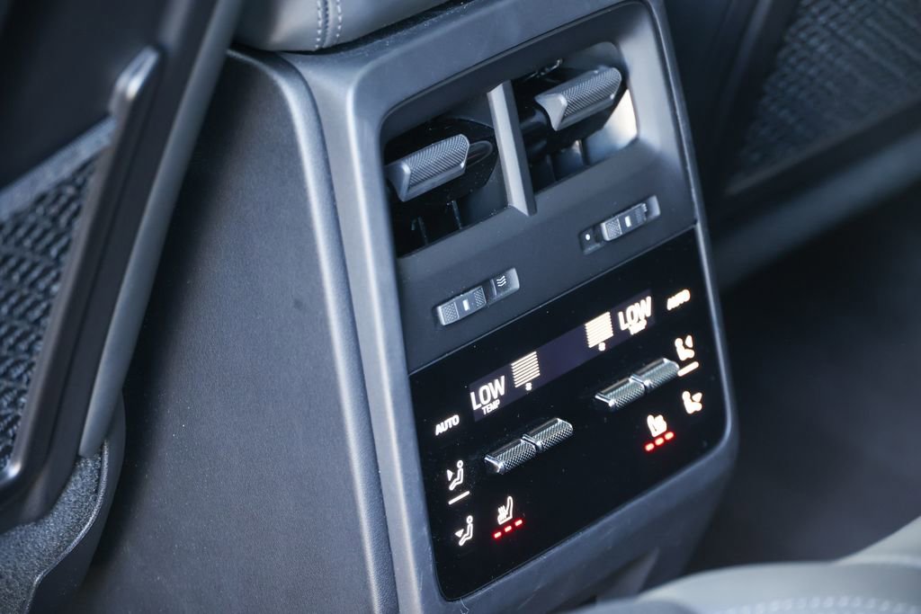 Certified 2025 Porsche Macan 4 Electric image 32