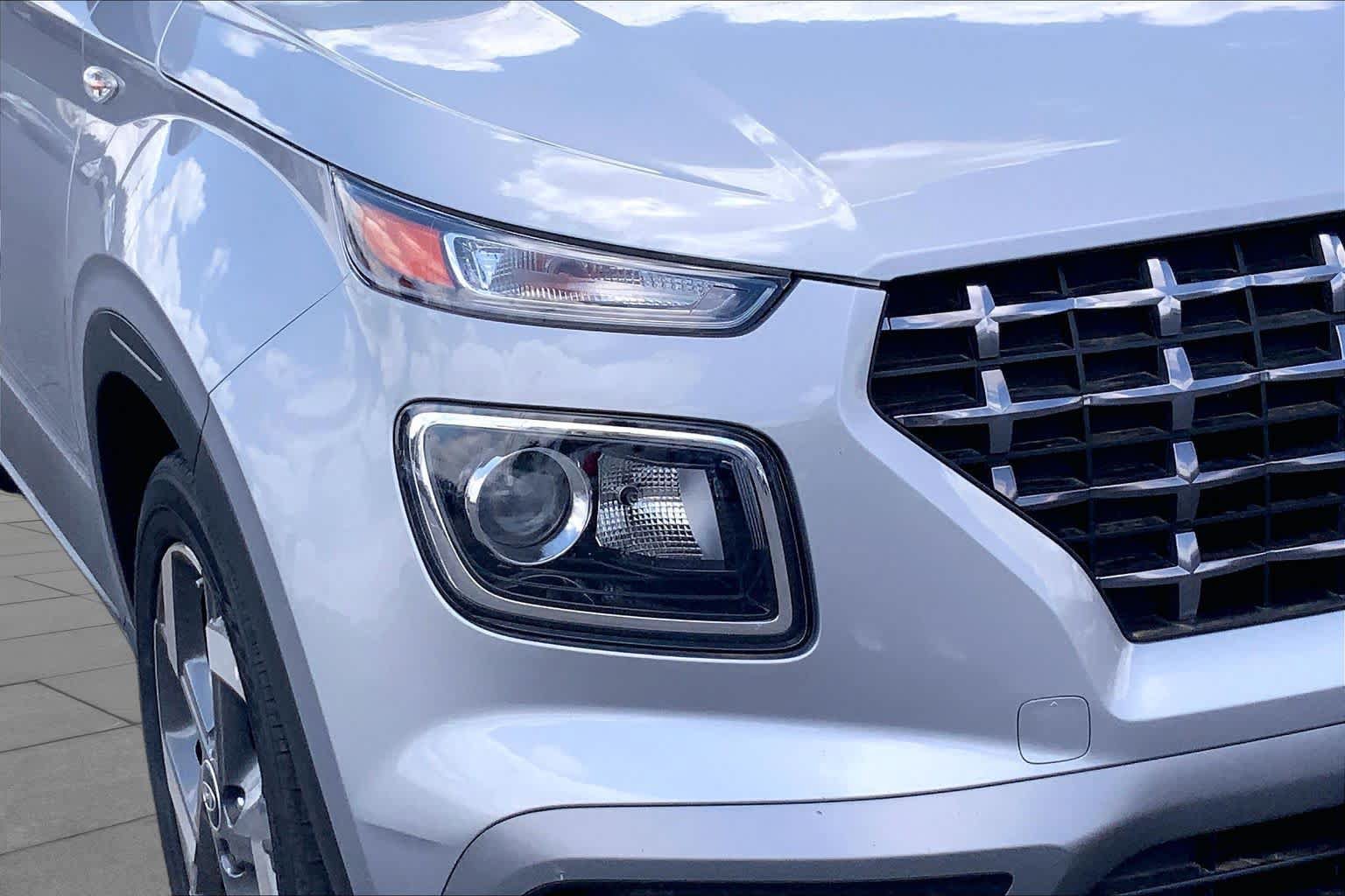 Used 2025 Hyundai Venue SEL FWD image 28