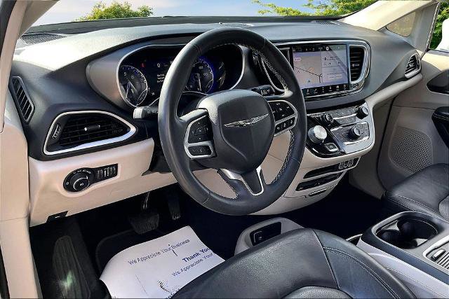 Used 2022 Chrysler Pacifica Touring-L w/ Uconnect Theater Family Group image 13