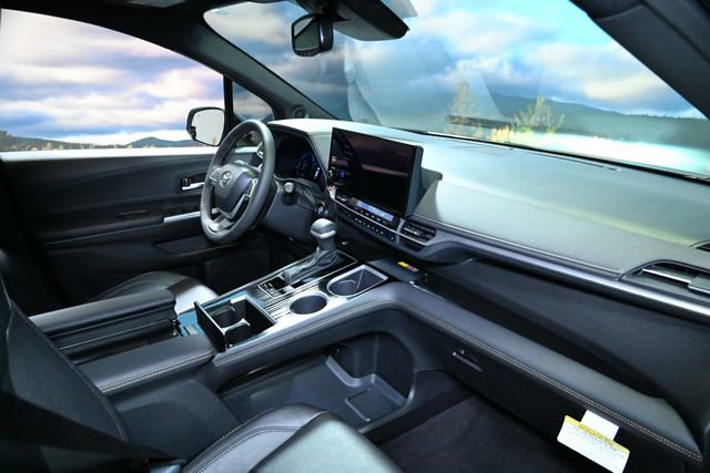 Used 2025 Toyota Sienna XLE Woodland Edition image 44