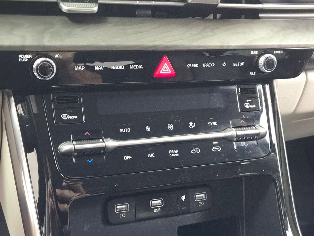 Used 2024 Kia Carnival EX image 29