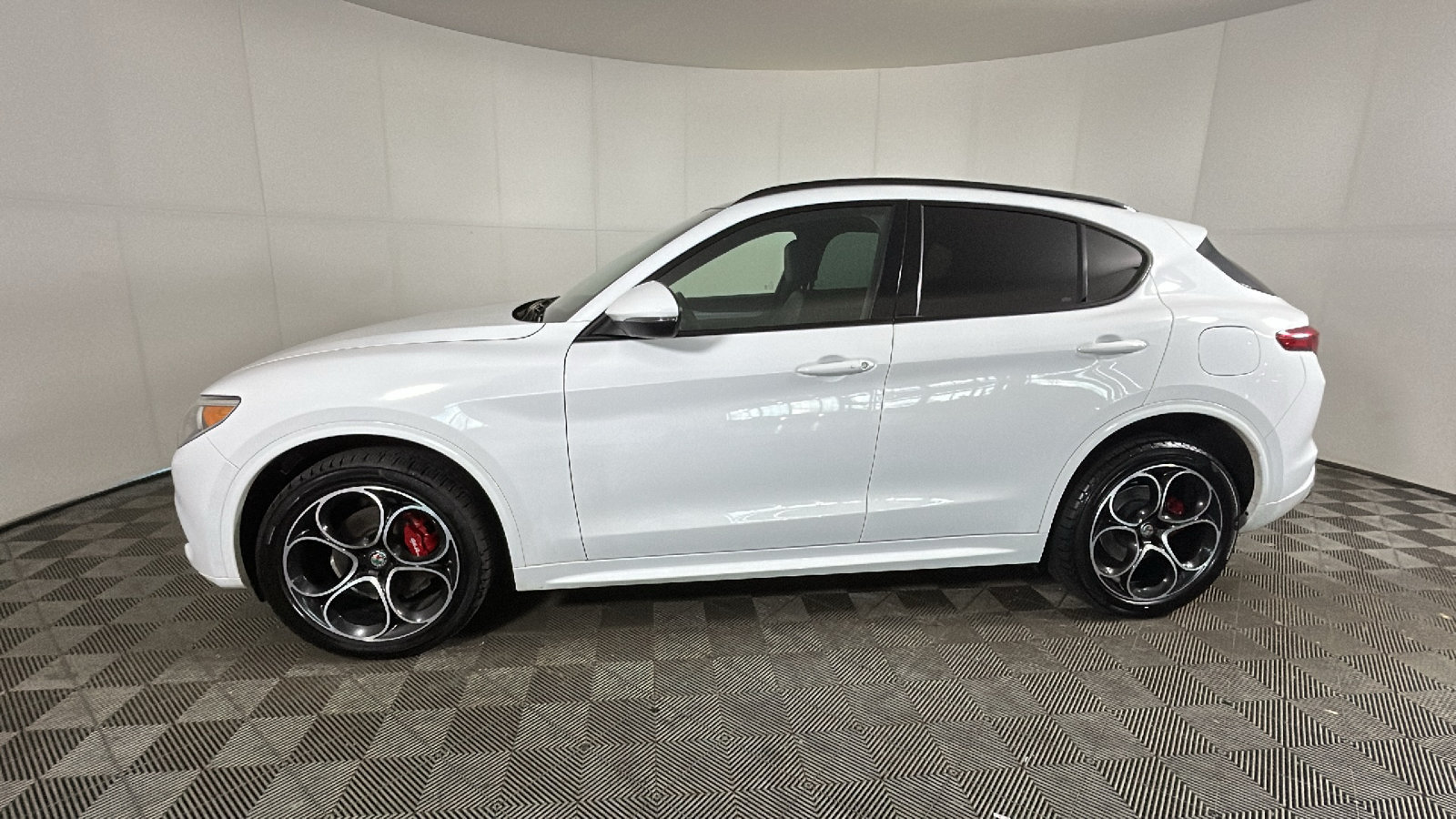 Used 2020 Alfa Romeo Stelvio Ti Sport w/ Quick Order Package 22S Sport AWD/4WD image 7