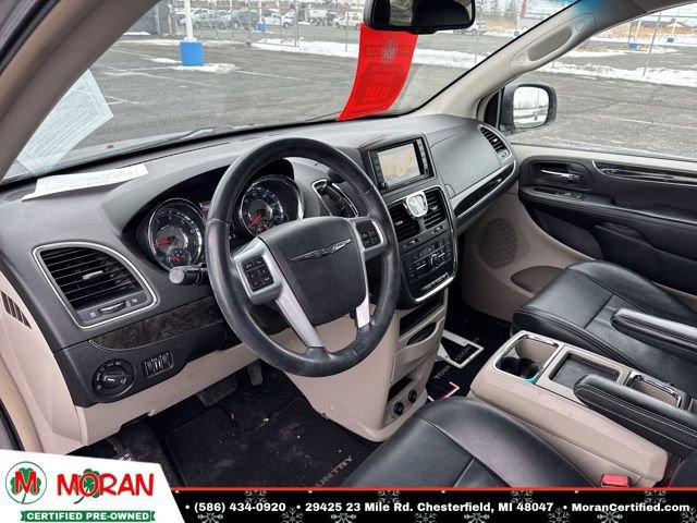 Used 2013 Chrysler Town & Country Touring image 12