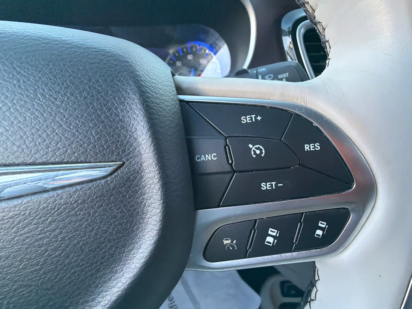 Used 2020 Chrysler Pacifica Limited w/ Advanced Safetytec Group FWD image 23