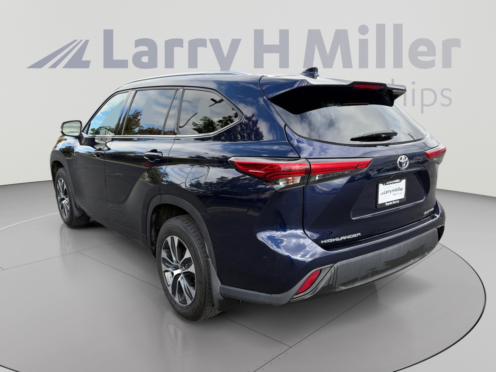 Used 2021 Toyota Highlander XLE AWD/4WD image 3