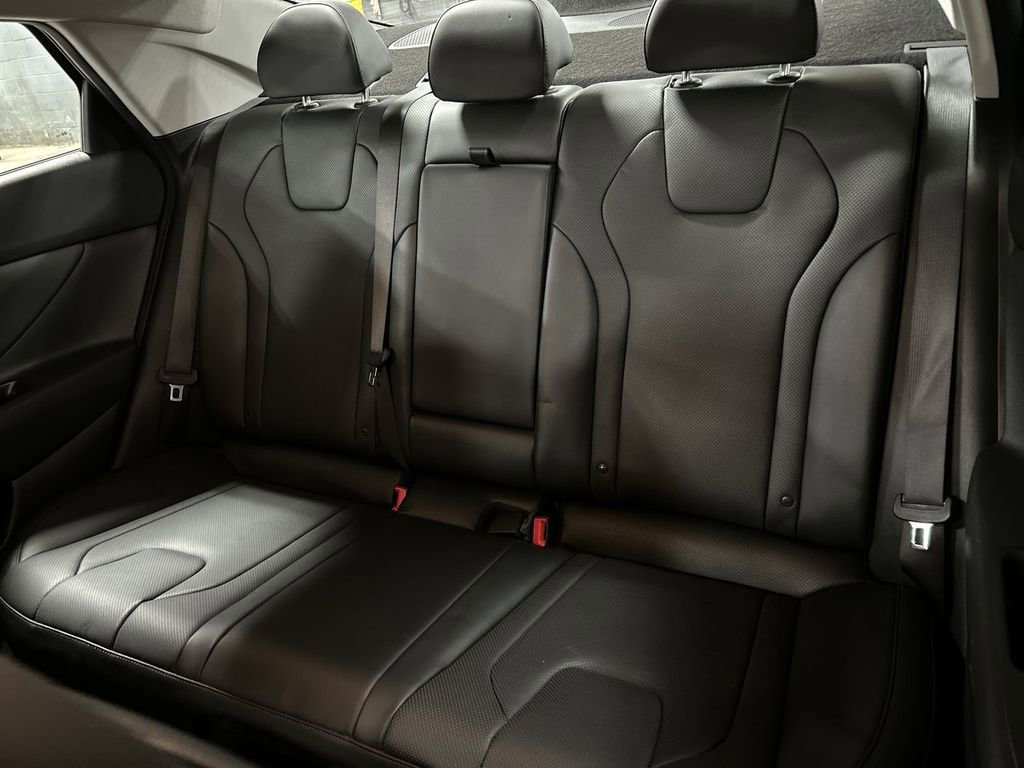 Used 2021 Hyundai Elantra Limited image 23