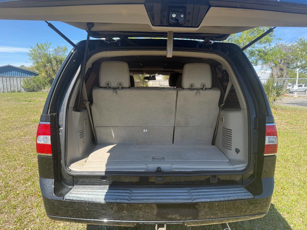 Used 2012 Lincoln Navigator Base 4x2 4dr SUV image 12