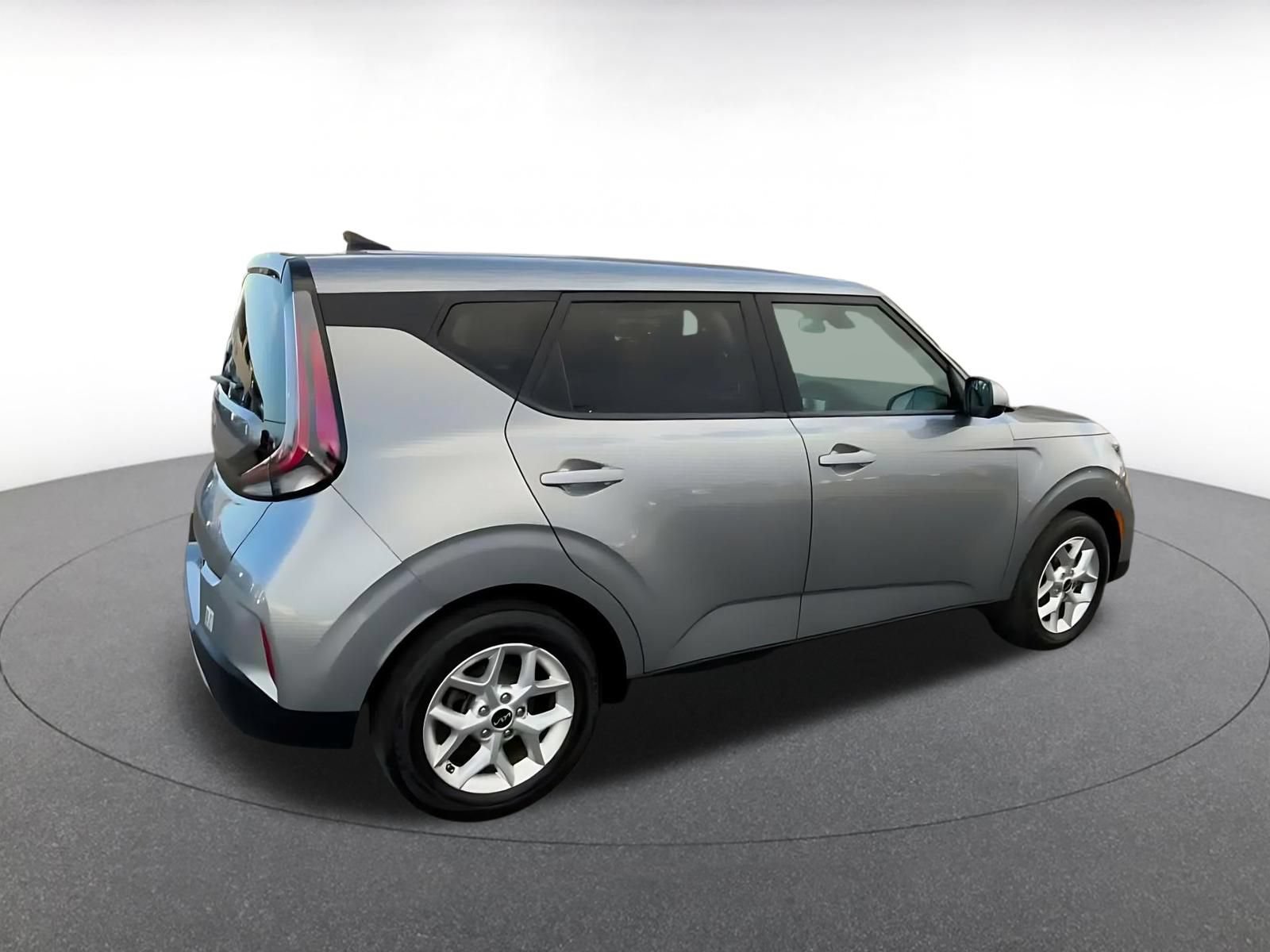 Used 2025 Kia Soul LX w/ LX Technology Package FWD image 14