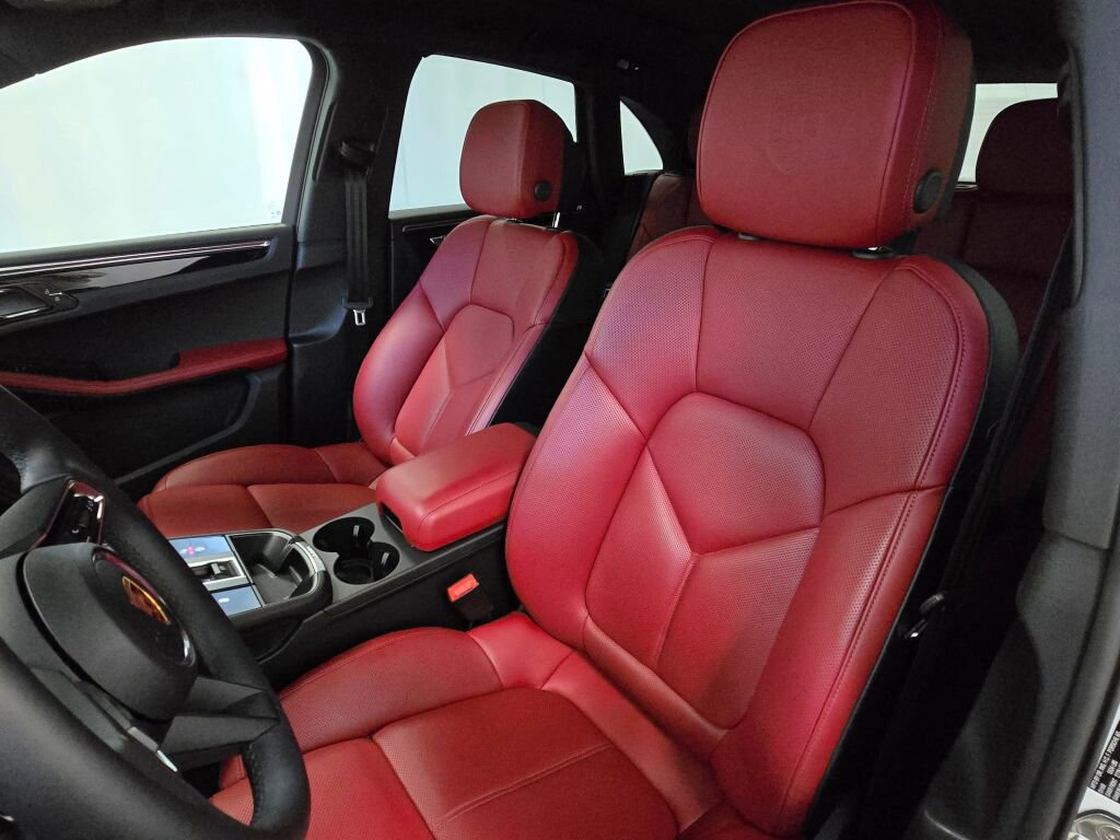 Certified 2025 Porsche Macan image 5