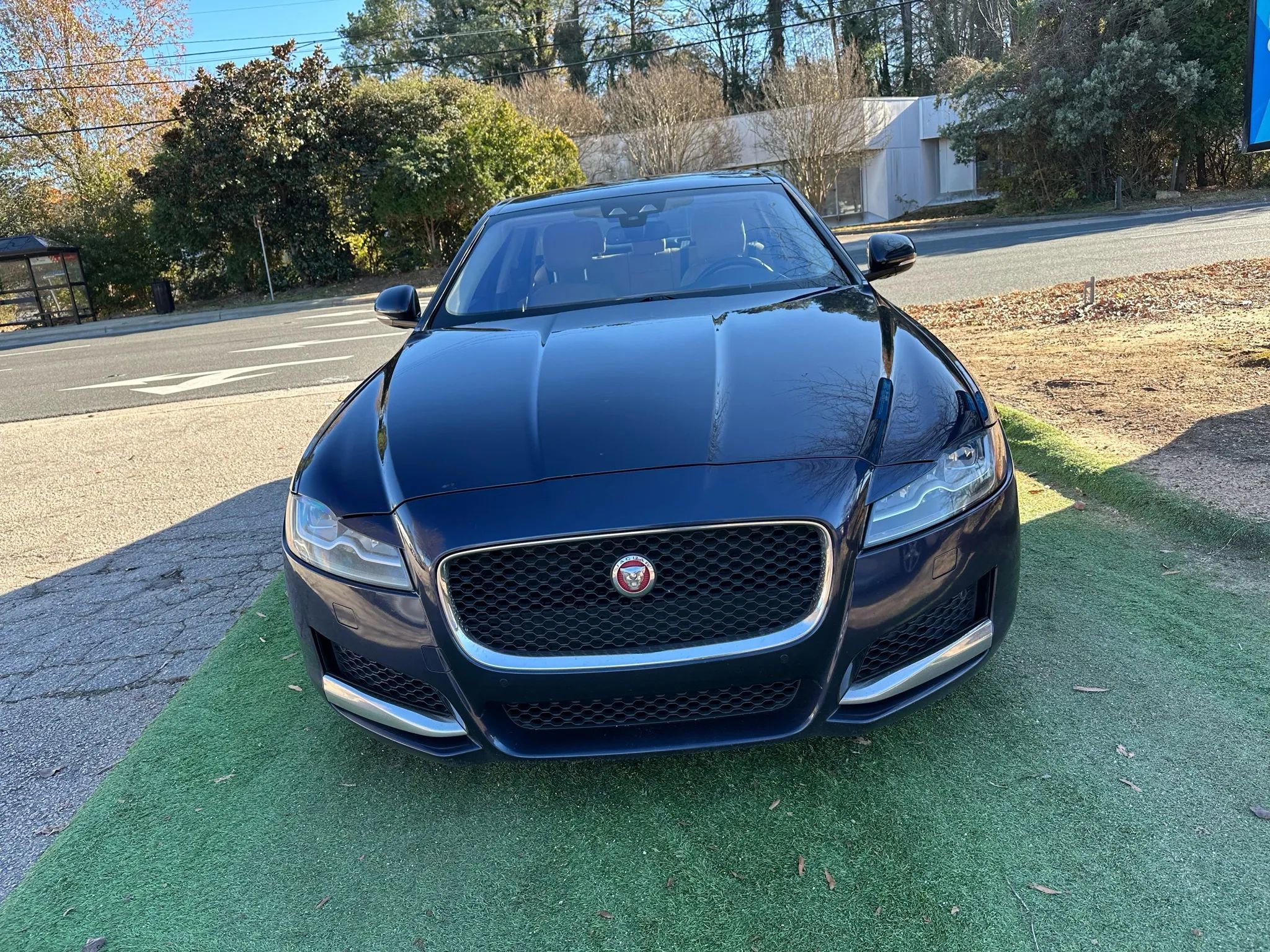Used 2017 Jaguar XF Premium image 2