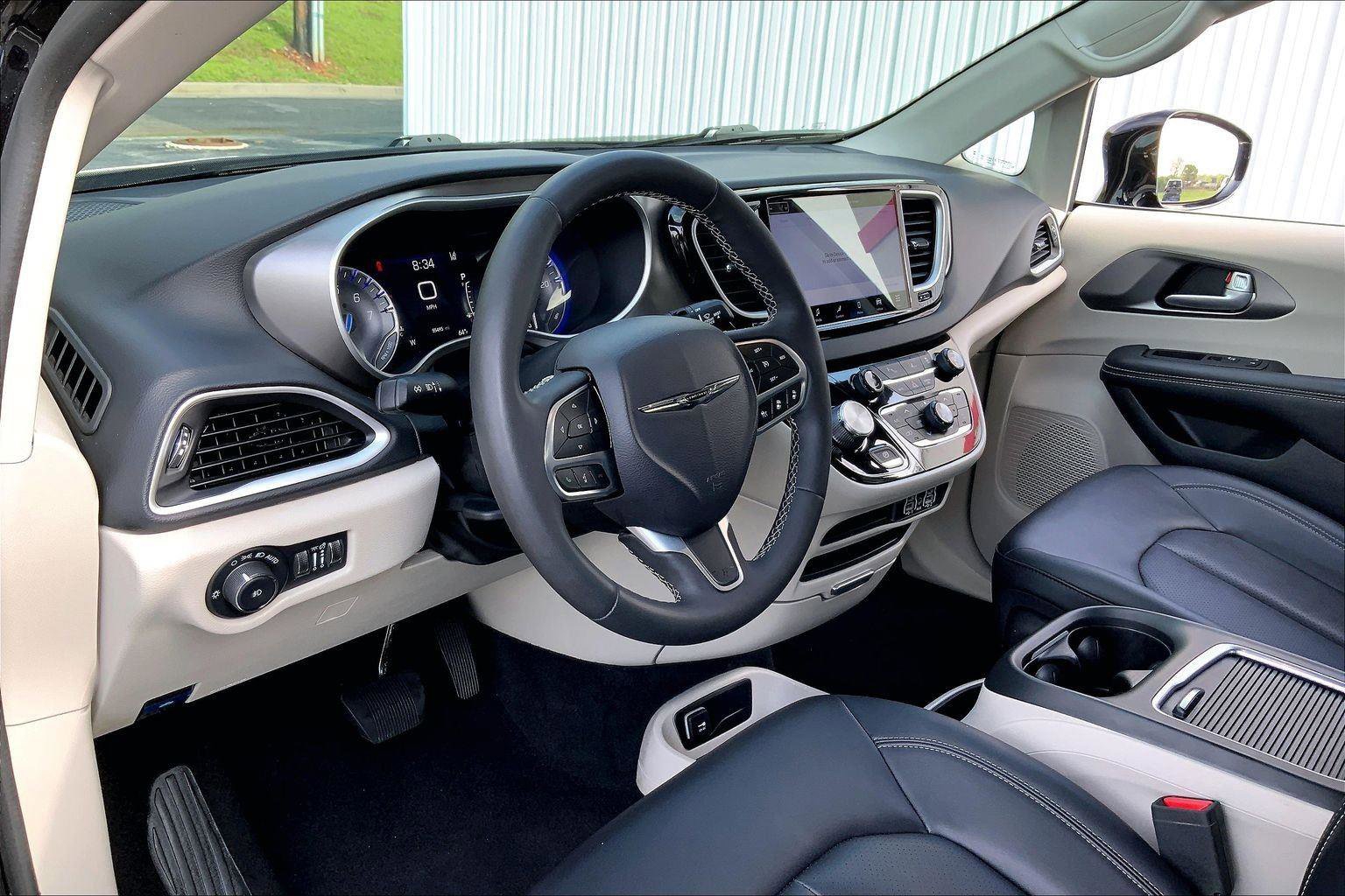 Used 2024 Chrysler Pacifica Touring-L FWD image 13