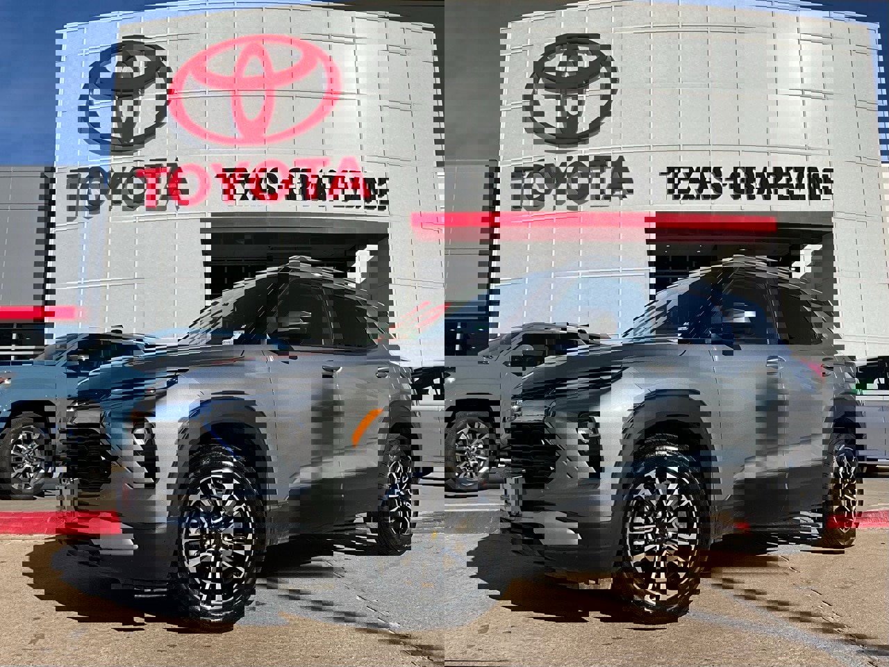 Used 2025 Chevrolet TrailBlazer LT image 2