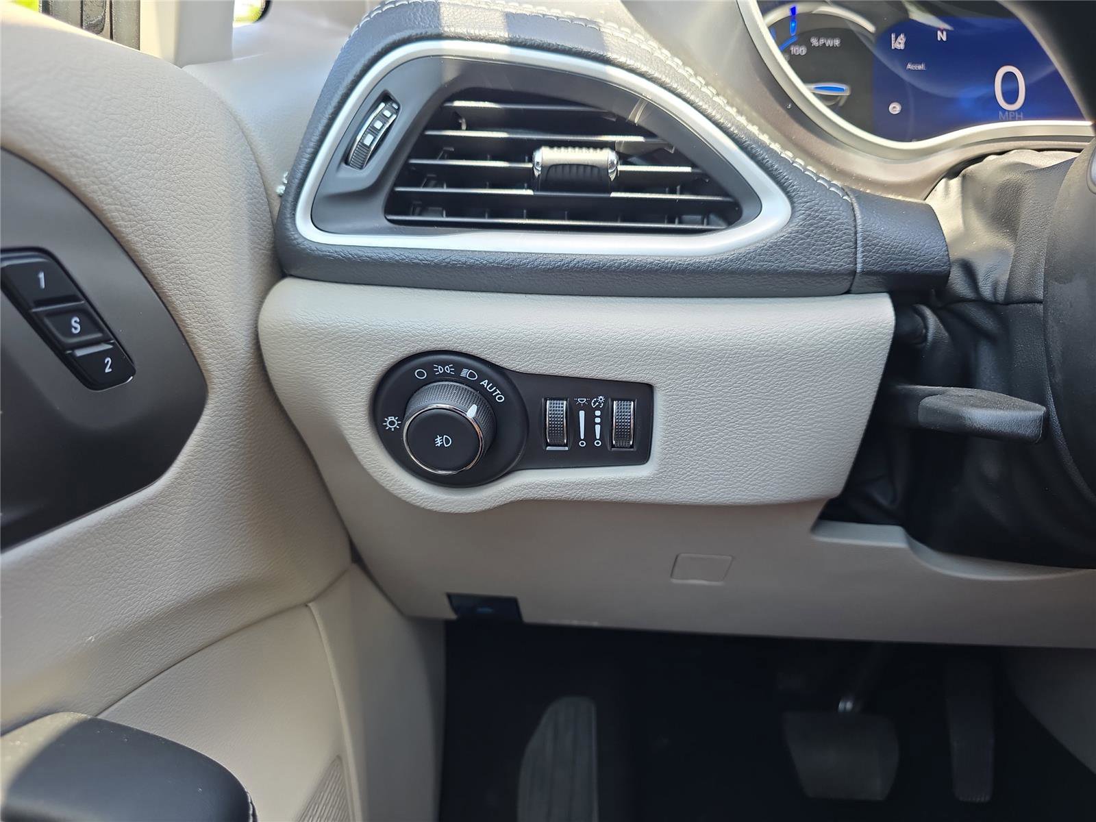 Used 2024 Chrysler Pacifica Select image 23