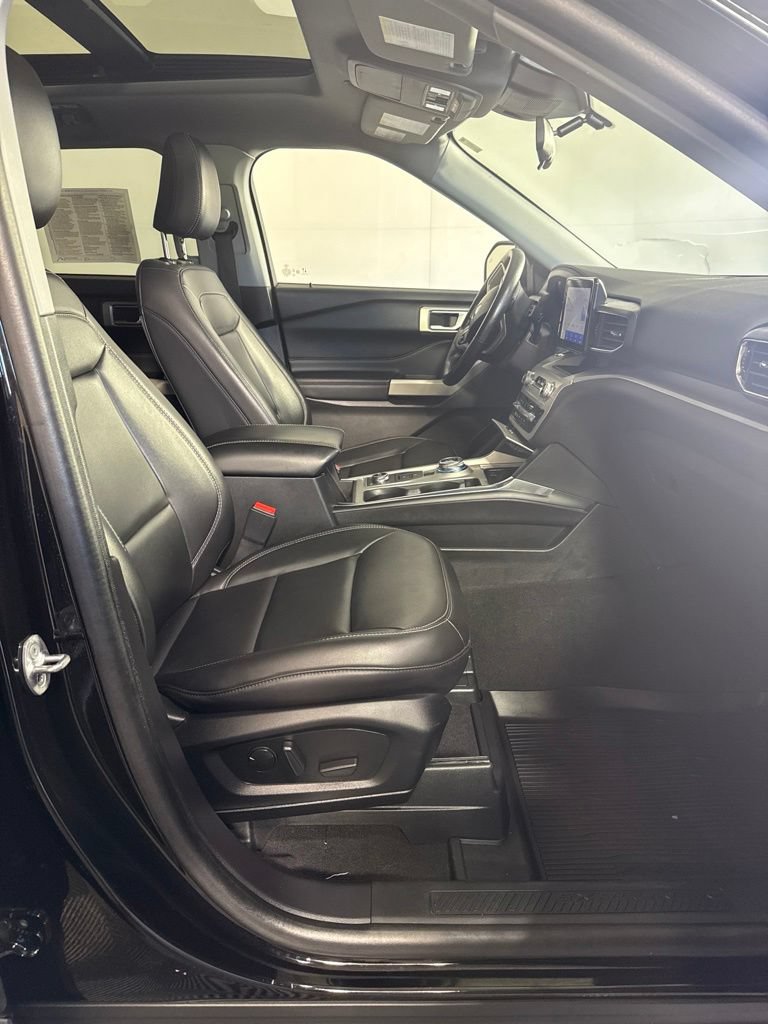 Used 2023 Ford Explorer XLT w/ Equipment Group 202A AWD/4WD image 18