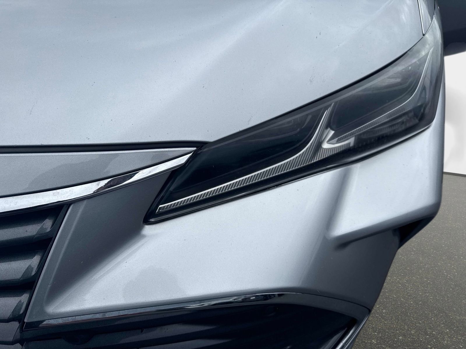 Used 2020 Toyota Avalon Limited image 9